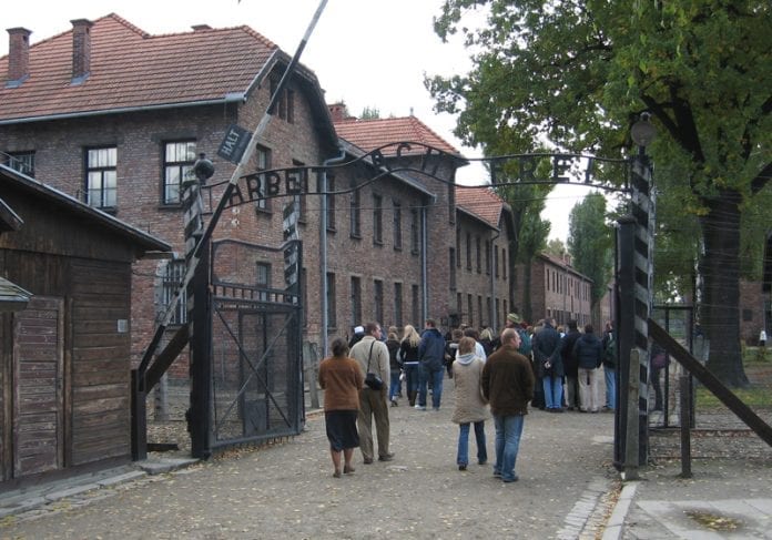 Auschwitz_over_indgangen_hænger_skiltet_med_den_kyniske_inskription_'Arbeit_macht_frei',_(arbejde_gør_dig_fri)