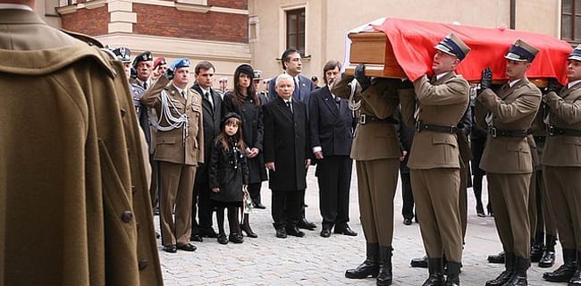 Jaroslaw_Kaczinsky_til_broderens_begravelse
