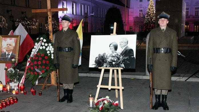 Polens_forsvarsministerium_sender_soldater_fra_æresgarden_til_månedlig_mindehøjtidelighed_for_Lech_Kaczynski_og_Smolensk_katastrofen