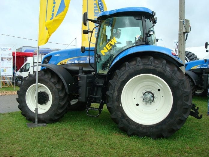 Traktor_New_Holland_T7050