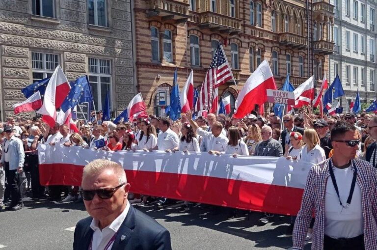 4. juni march: Over en kvart million polakker i optog