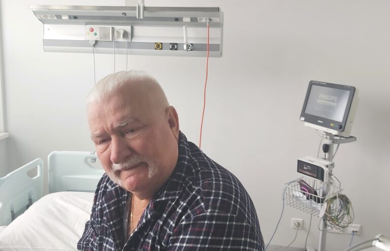 Lech Walesa sender gådefuld besked fra hospital