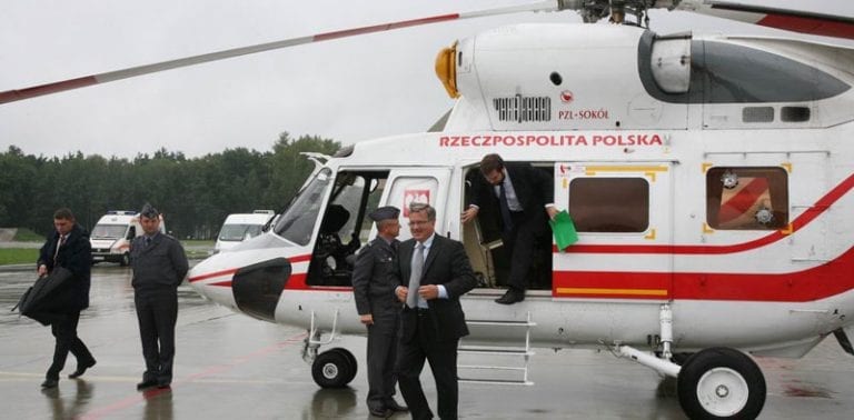 Bronislaw-Komorowski-ankommer-i-helikopter