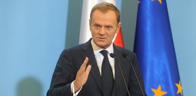 Donald_Tusk_giver_præsidenten_en_liste_over_minister_Polen_polennu