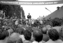 GDANSK_-_Lech_Walesa_taler_til_de_strejkende__på_skibsvæftet_i_Gdansk_under_strejkerne_i_august_1980