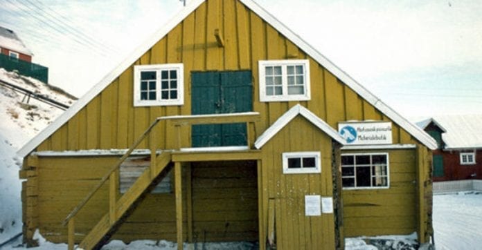 Huse_i_grønland_blev_bygget_af_polsk_tømmer