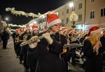 Jule_parade_i_Warszawa_i_Polen_med_juletræstænding