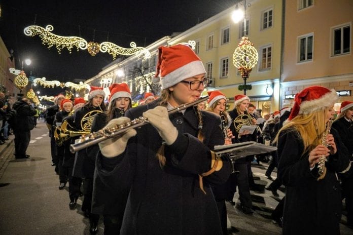 Jule_parade_i_Warszawa_i_Polen_med_juletræstænding