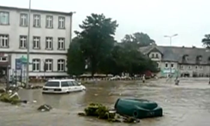 Sydpolsk by isoleret af oversvømmelser