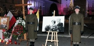 Polens_forsvarsministerium_sender_soldater_fra_æresgarden_til_månedlig_mindehøjtidelighed_for_Lech_Kaczynski_og_Smolensk_katastrofen