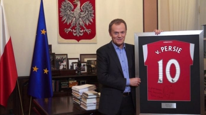 Polens_statsminister_Donald_Tusk_donerer_fodbold_trøje_til_velgørenhed