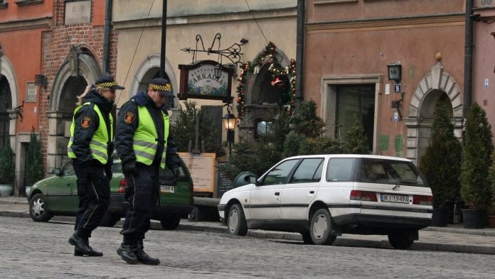 Politi_på_gaden_i_den_polske_by_Krakow