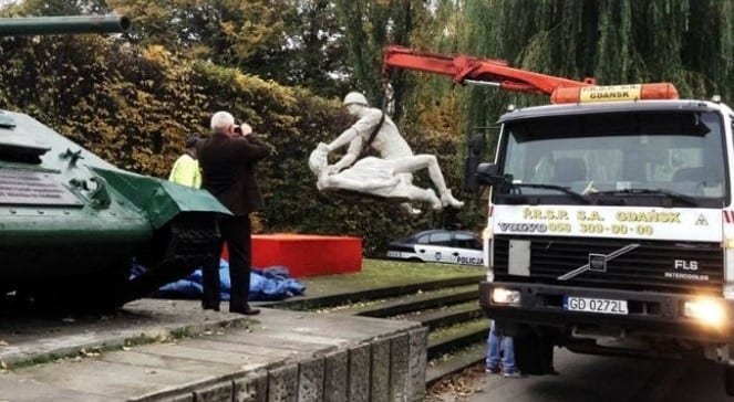 Statue_af_voldtægt_fra_Den_Røde_Hær_er_fjernet_i_Gdansk