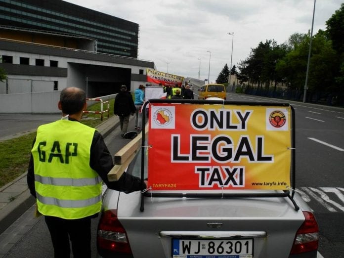 Taxa_chauffører_i_Krakow_i_Polen_demonstrerer_mod_Uber