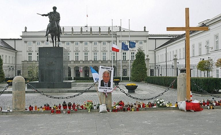 Mindekors for Smolensk-ofre giver ballade i Polen