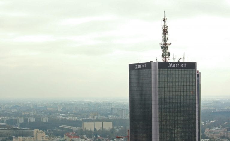 polak_klatrede_op_ad_marriot_hotel_i_Warszawa