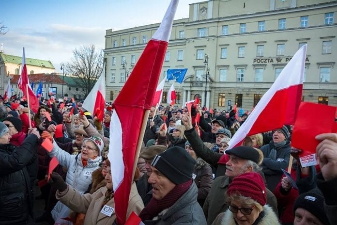 polakker_demonstrerer_imod_medielog_i_Polen