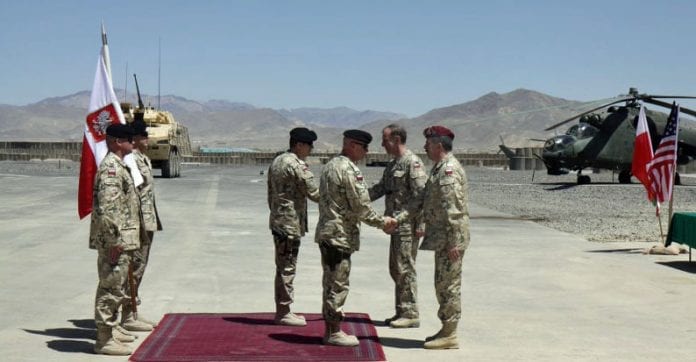 polens_forsvarsminister_besøger_tropperne_i_Afghanistan
