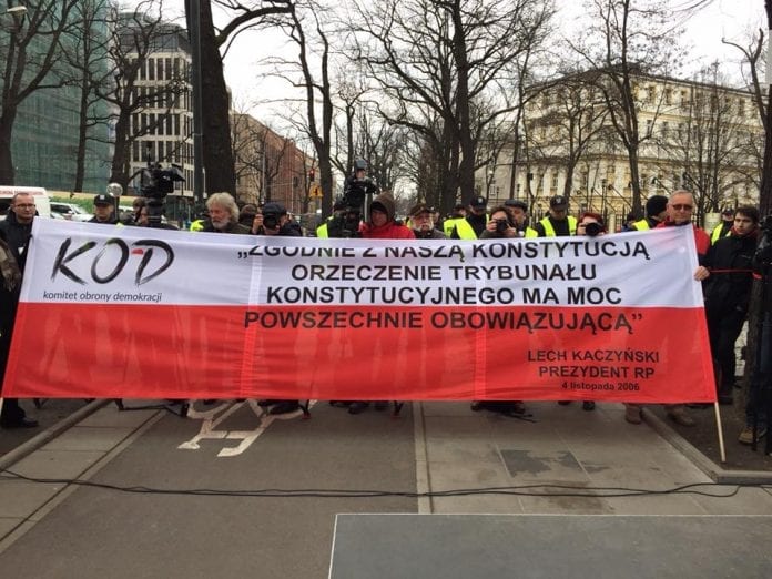 KOD demonstrerer foran Højesteret under afsigelsen af afgørelsen om ny lov i Polen