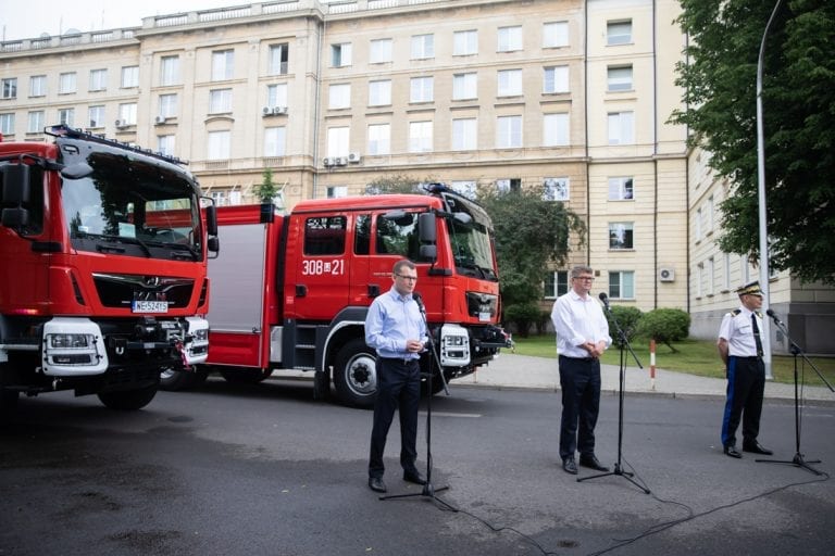 Polens regering: Stem og vind en brandbil