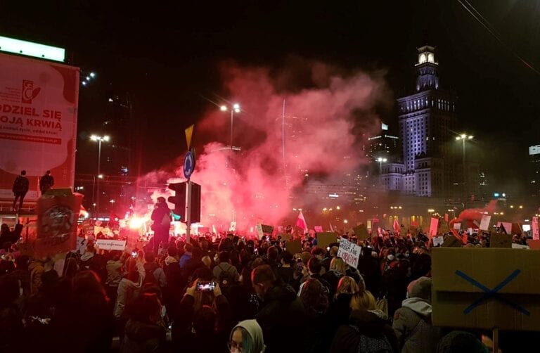 Mere end 100.000 polakker til demonstration i Warszawa