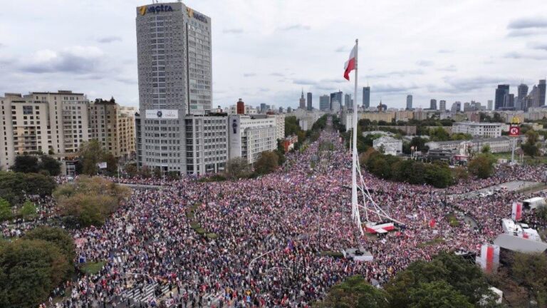 Over en halv million polakker til demonstration