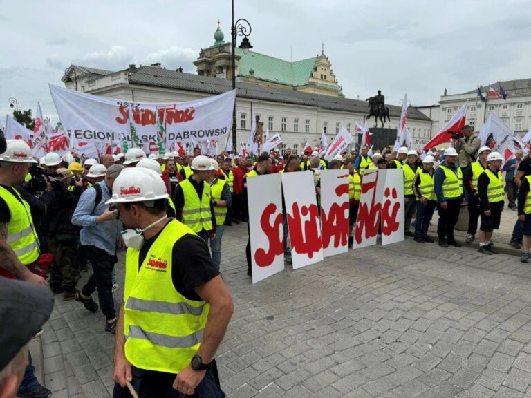 Massiv men faldende støtte til polske landmænd