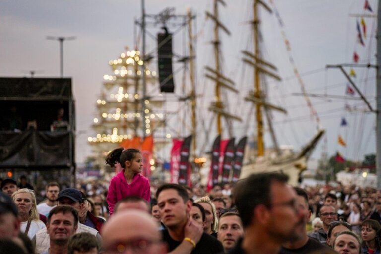 De største og historiske sejlskibe i polsk havn